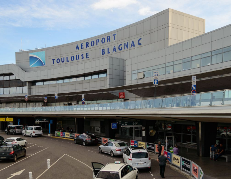 Cugnaux - Aéroport de Toulouse Blagnac: réserver un chauffeur VTC (Alternative au taxi) 